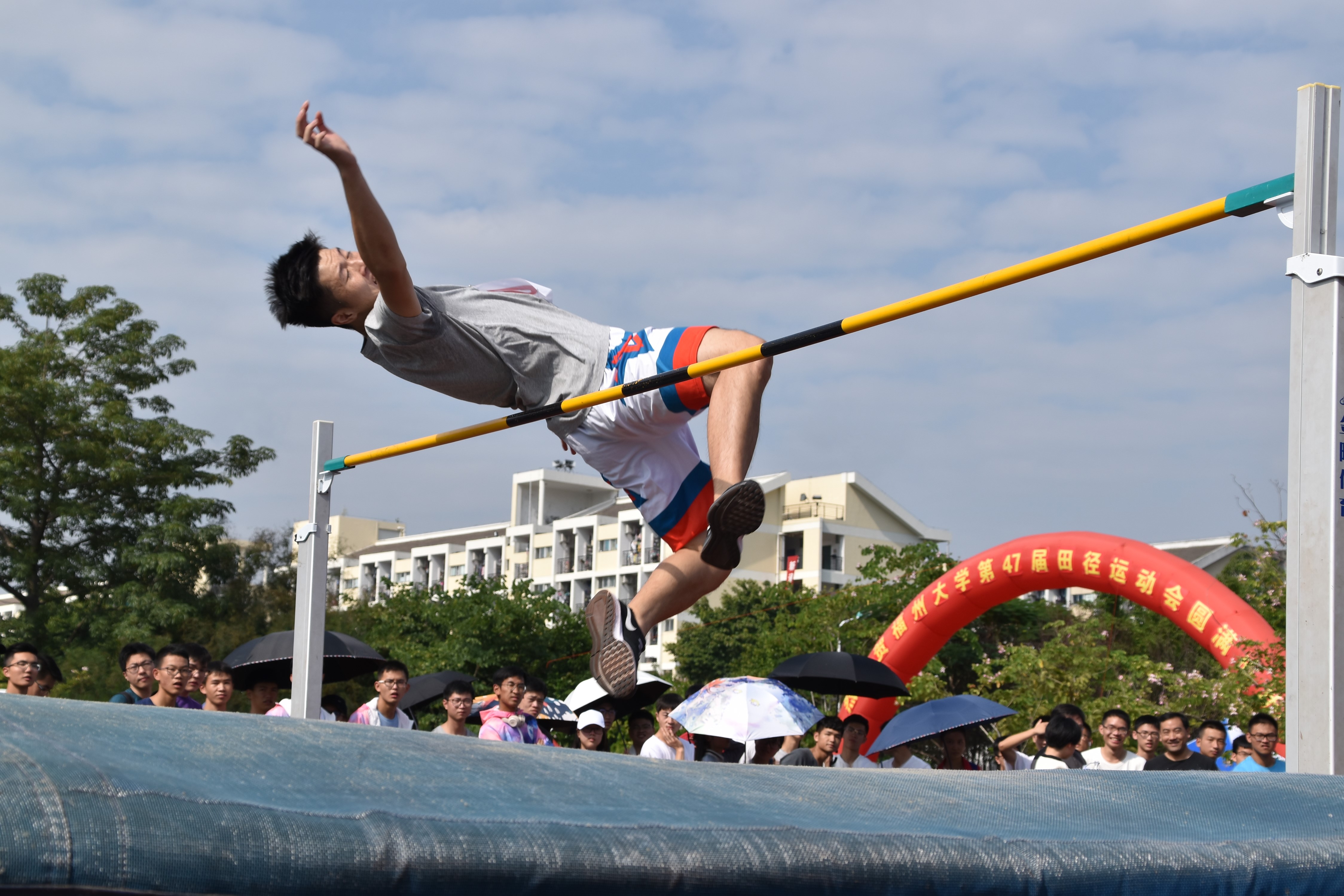 机械学院 男学跳高 侯晓东